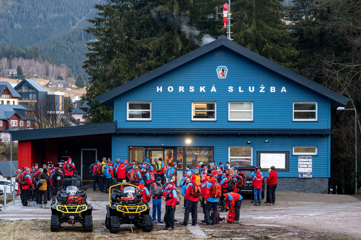 Členové horské služby se připravují na pátrání po pohřešované čtyřicetileté Janě Kovářové a jejím tříletém synovi, 2. ledna 2023, Pec pod Sněžkou, Trutnovsko.