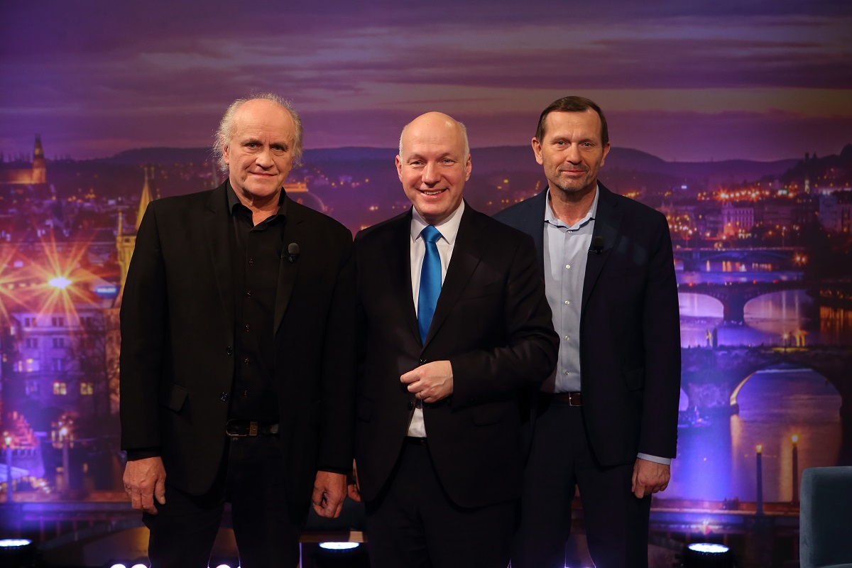 Zleva hudebník Michael Kocáb, senátor a kandidát na prezidenta ČR Pavel Fischer a moderátor pořadu Jaromír Soukup.