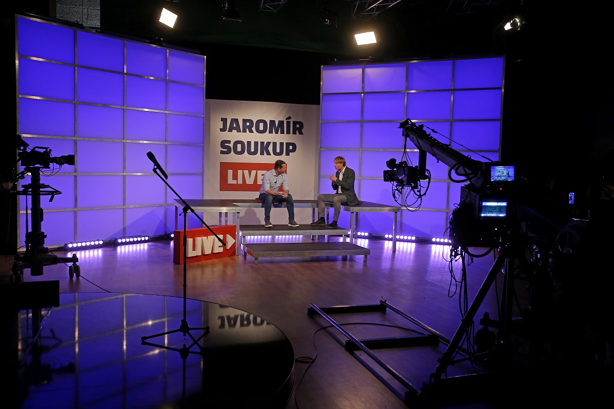 Moderátor pořadu Jaromír Soukup a podnikatel a vyřazený kandidát z voleb prezidenta ČR Karel Janeček.