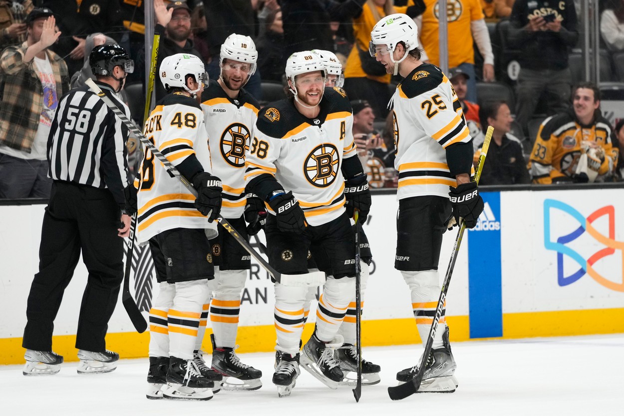 David Pastrňák (s číslem 88) se společně se spoluhráči raduje z vítězství Bostonu.