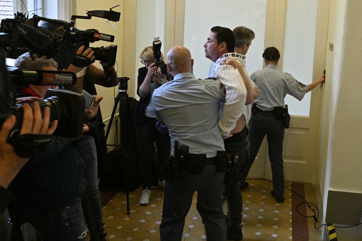 Vyhlášení verdiktu nad Babišem chtěl narušit muž z řad veřejnosti.