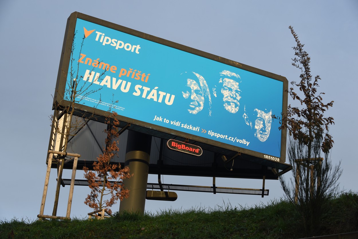 Reklamní billboard společnosti Tipsport k nadcházejícím prezidentským volbám dne 2. 1. 2023 v Praze. Na billboardu zleva portréty prezidentských kandidátů Danuše Nerudová, Petr Pavel, Andrej Babiš. Reklamní billboard společnosti Tipsport k nadcházejícím prezidentským volbám dne 2. 1. 2023 v Praze. Na billboardu zleva portréty prezidentských kandidátů Danuše Nerudová, Petr Pavel, Andrej Babiš.