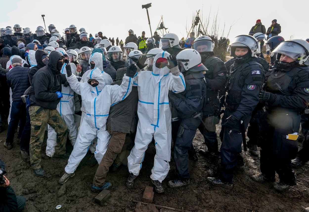 Německá policie vnikla do osady, kterou obsadili klimatičtí aktivisté.