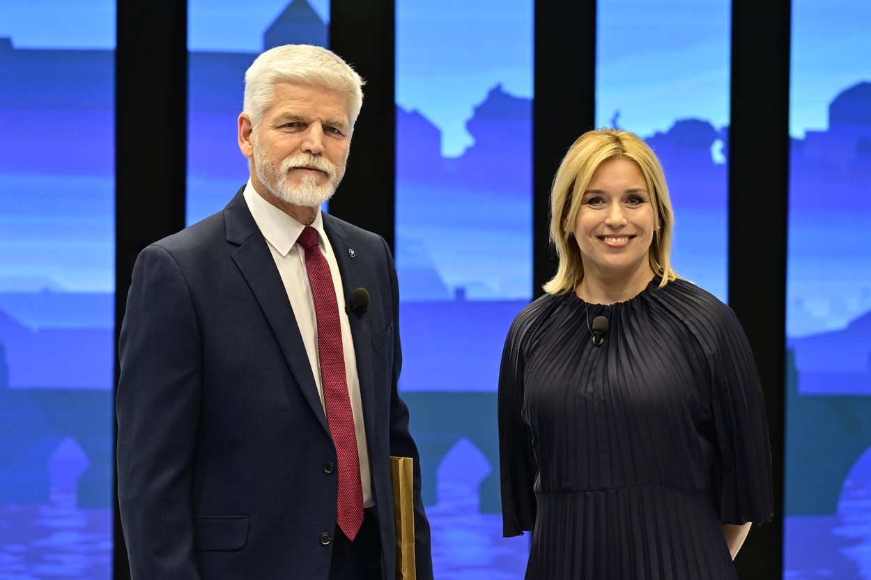 Televizní superdebata před prvním kolem voleb prezidenta. Zúčastnili se kandidáti na prezidenta Petra Pavla (vlevo) a Danuše Nerudové (vpravo), 11. ledna 2023, CNN Prima NEWS a Prima, Praha.