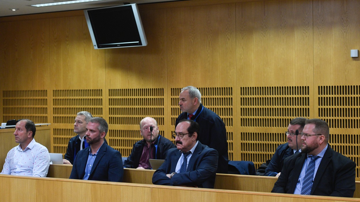 Obžalovaní Martin Lafek, Josef Svoboda, Karel Štein a Pavel Vondruška (zleva) před začátkem jednání u Obvodního soudu pro Prahu 9, který se 4. listopadu 2019 začal zabývat zakázkami Vojenské zdravotní pojišťovny. Obžalobě ze zjednání výhody při zadání veřejné zakázky čelí čtyři lidé včetně tehdejšího generálního ředitele pojišťovny Karla Šteina.