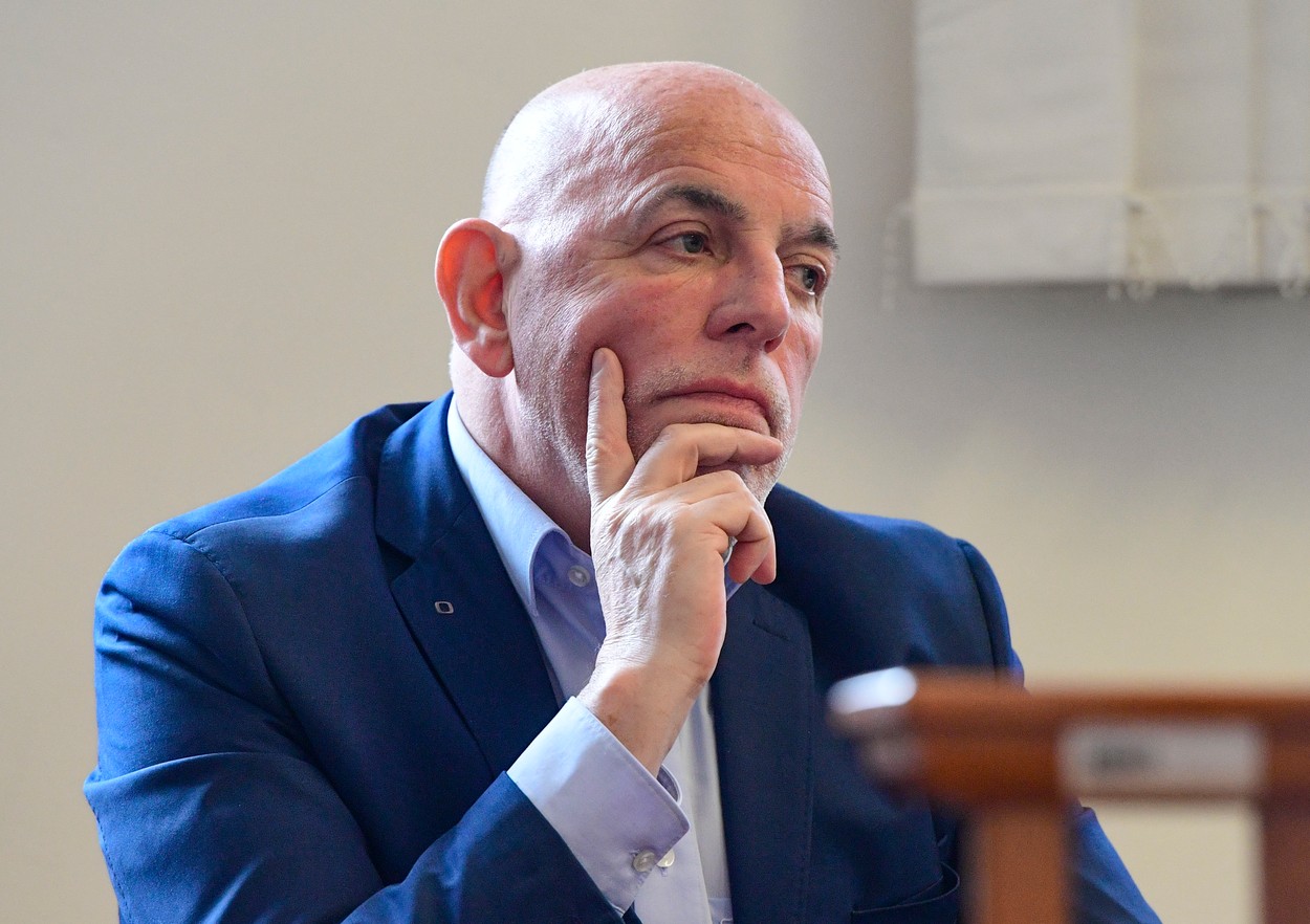 Bývalý poradce nynějšího prezidenta Miloše Zemana Zdeněk Šarapatka u pražského městského soudu (na snímku z 12. února 2020).