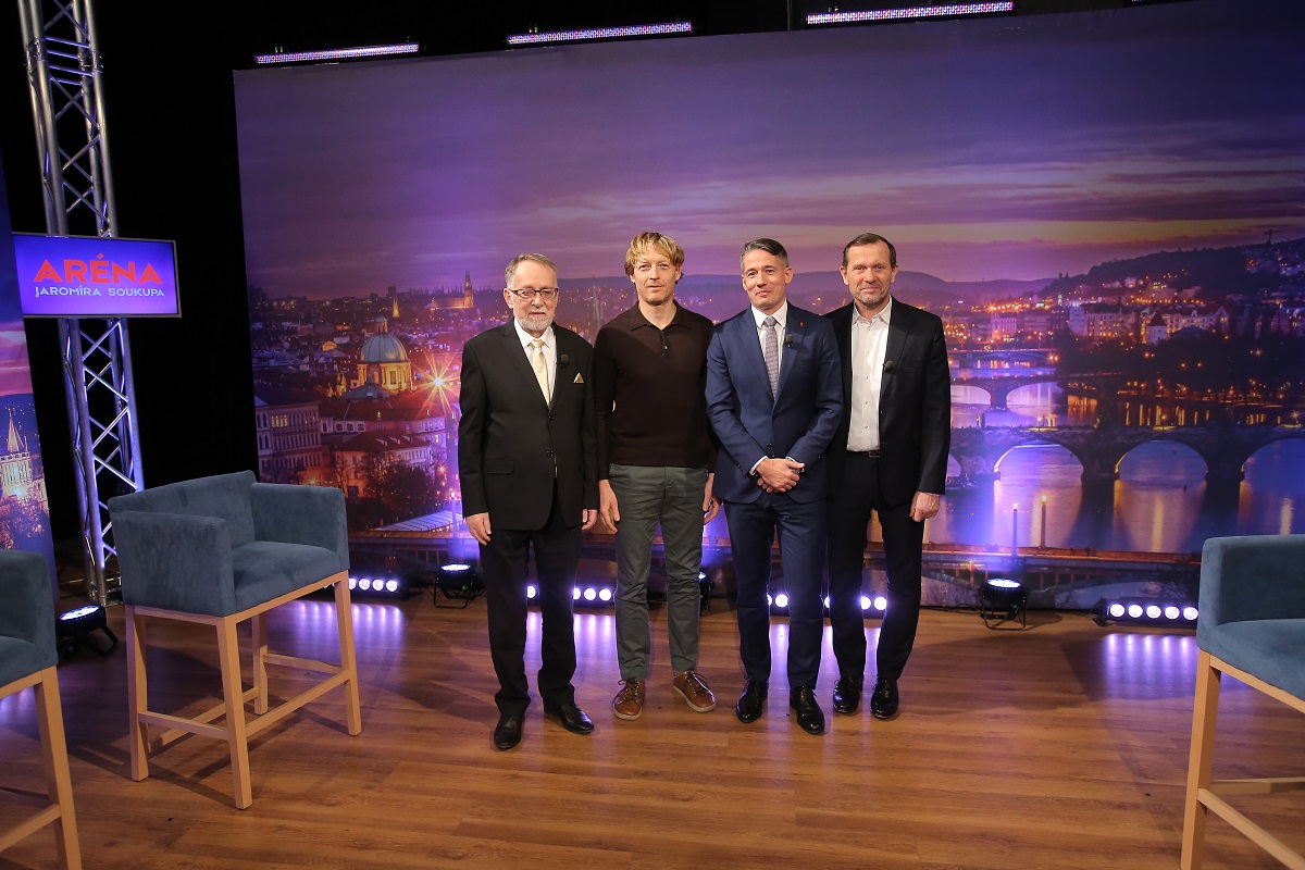 Zleva poslanec za SPD Jaroslav Bašta, podnikatel a vyřazený kandidát na prezidenta ČR Karel Janeček, podnikatel a kandidát na prezidenta ČR Karel Diviš a moderátor pořadu Jaromír Soukup.