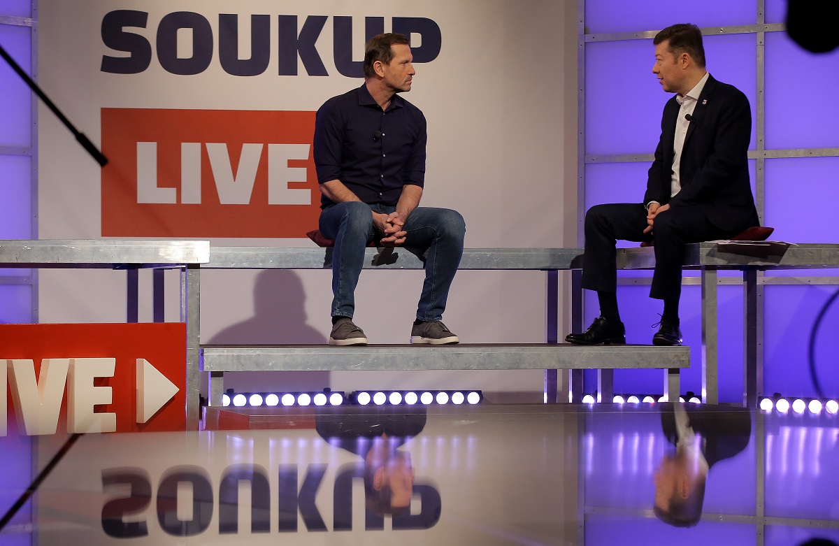 Moderátor pořadu Jaromír Soukup a předseda SPD Tomio Okamura.