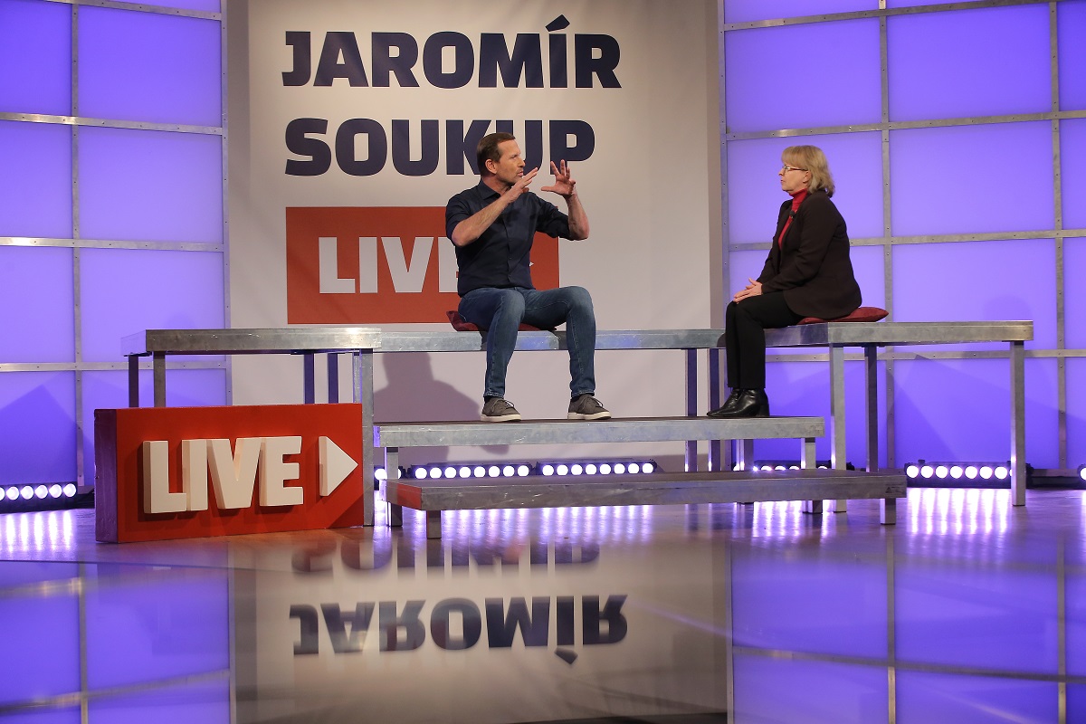 Moderátor pořadu Jaromír Soukup a senátorka Hana Kordová Marvanová (nezávislá za ODS).