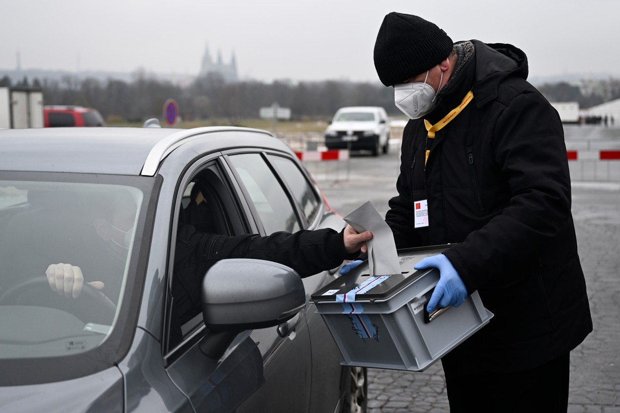 U volebních stanovišť pro hlasování z auta ve hlasovali ve druhém kole prezidentských voleb voliči, kteří jsou kvůli covidu-19 v izolaci či karanténě, 25. ledna 2023, Praha.
