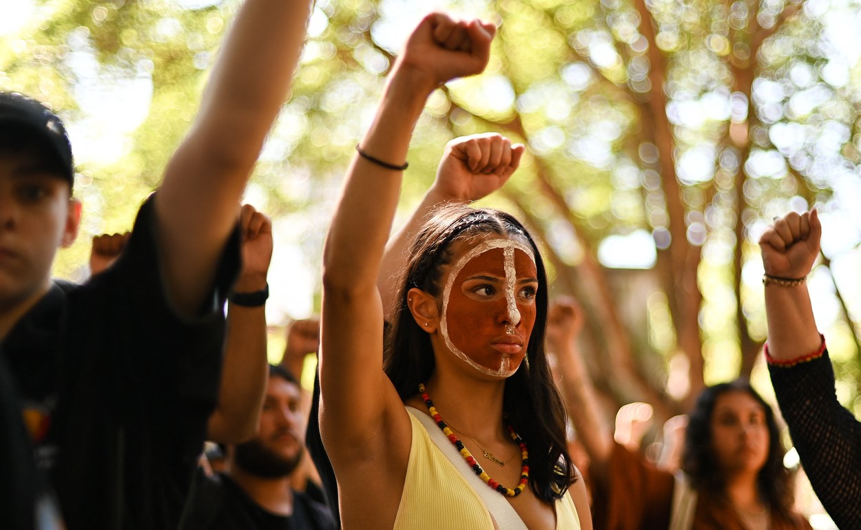 Tisíce lidí v Austrálii vyšly demonstrovat za práva domorodých obyvatel. Tisíce lidí v Austrálii vyšly demonstrovat za práva domorodých obyvatel.