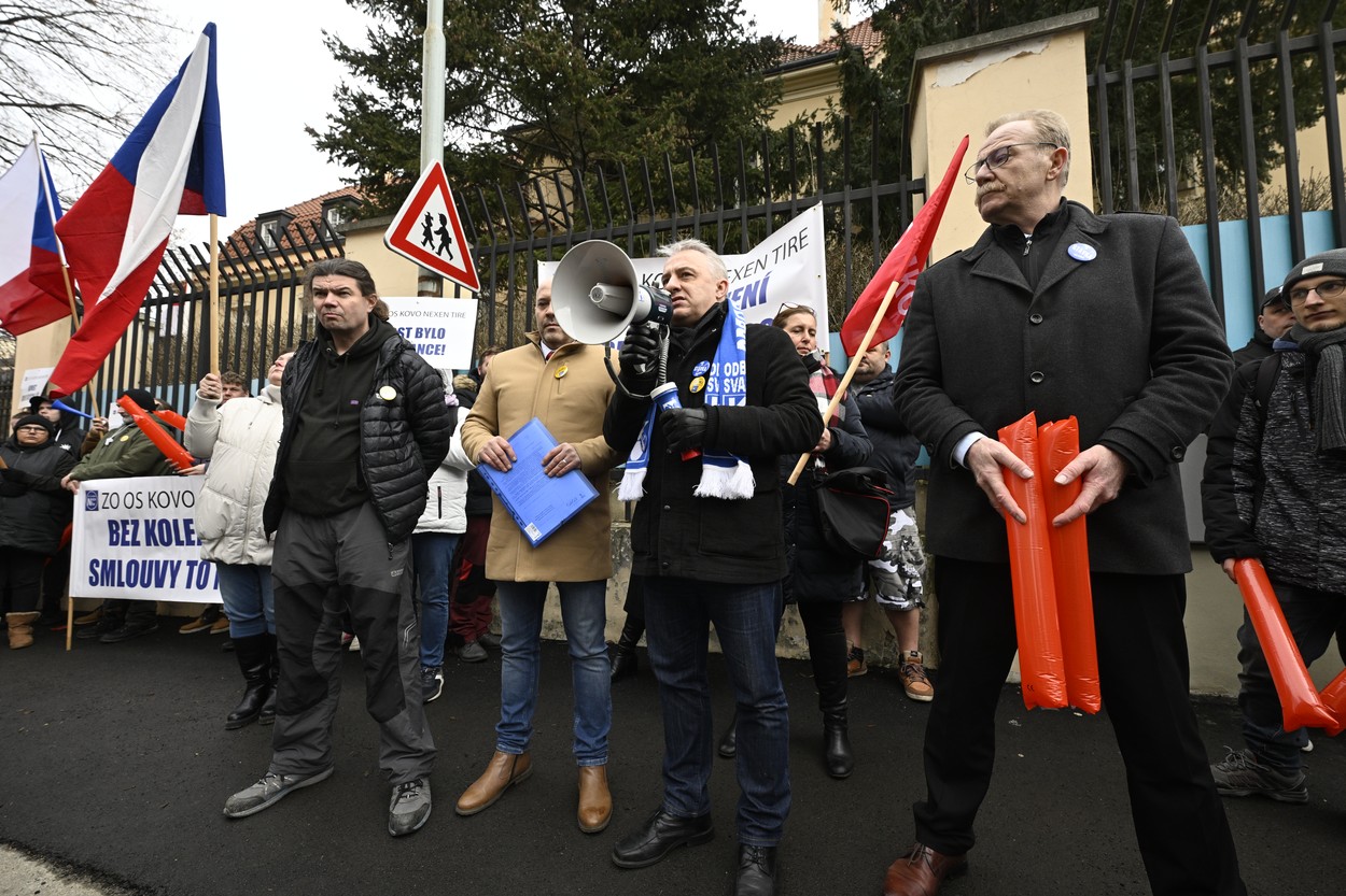 Protest zaměstnanců společnost Nexen Tire před velvyslanectvím Korejské republiky kvůli situaci ve firmě. 31. ledna 2023, Praha.