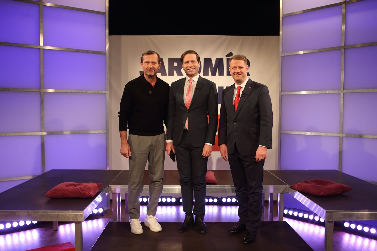 Zleva moderátor pořadu Jaromír Soukup, ekonom Lukáš Kovanda a prezident Svazu obchodu a cestovního ruchu ČR Tomáš Prouza.