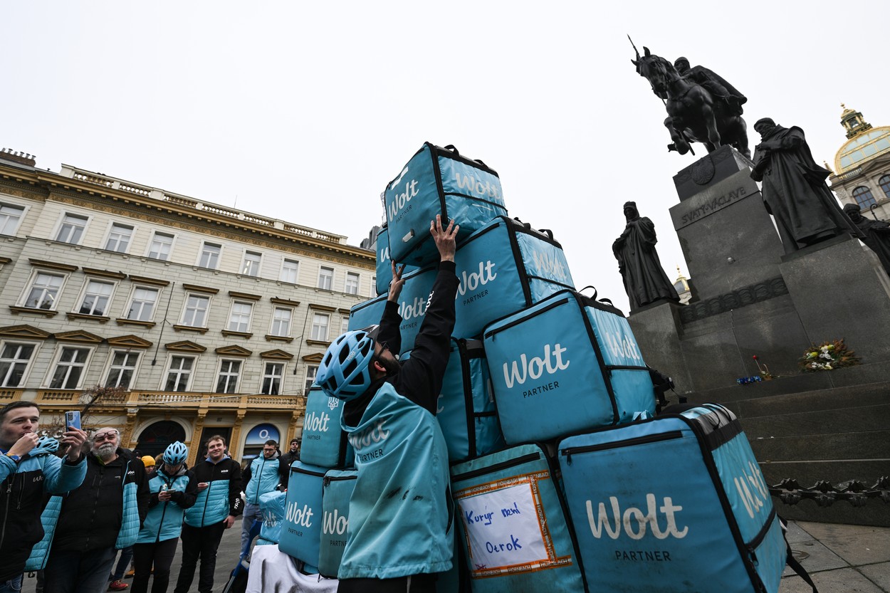 Demonstrace pracovníků služby na doručování jídla a dalšího zboží Wolt, 1. února 20233, Praha.