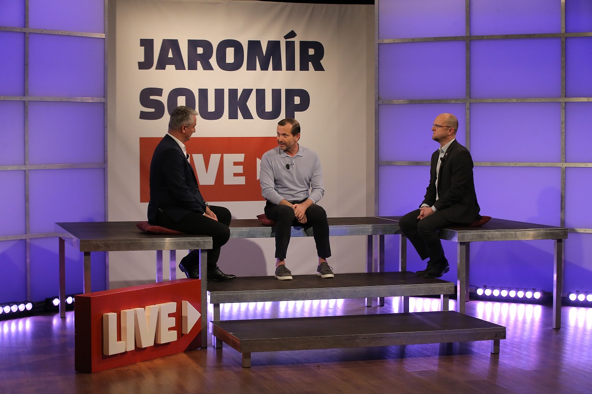 Moderátor pořadu Jaromír Soukup se svými hosty.