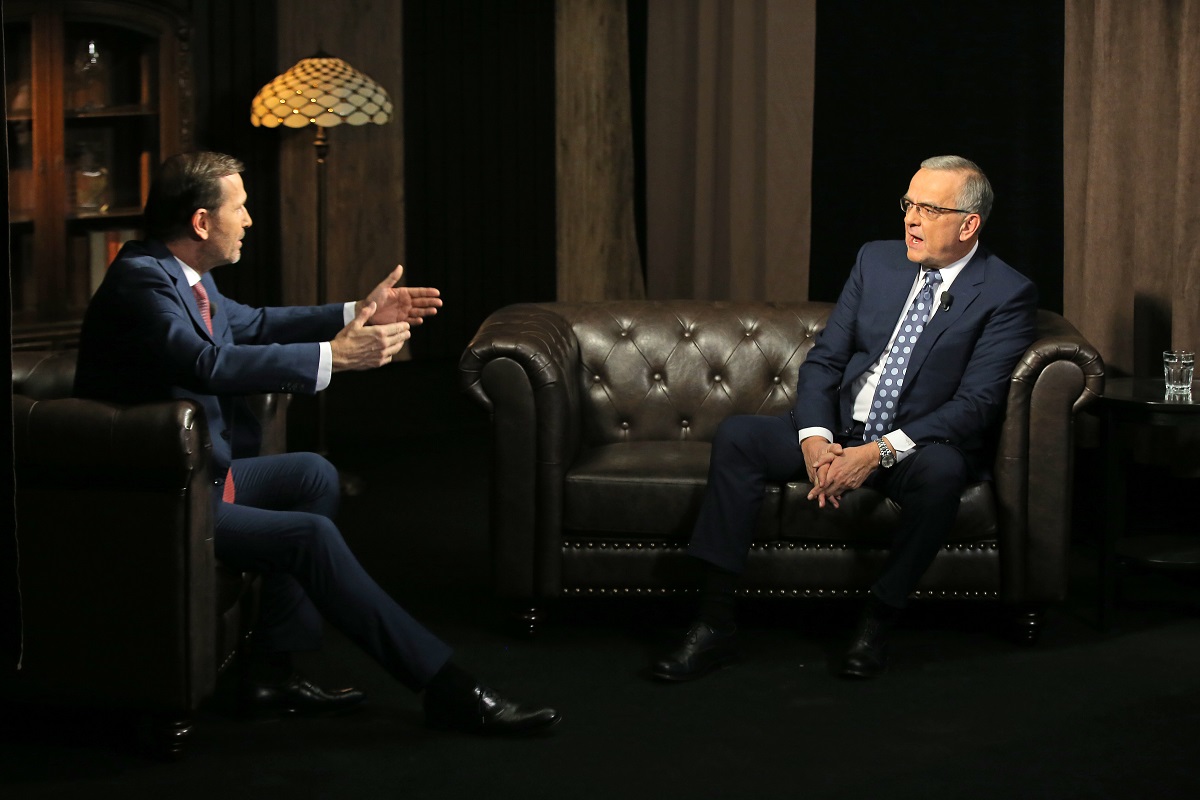 Moderátor pořadu Jaromír Soukup a bývalý poslanec Miroslav Kalousek (TOP 09).