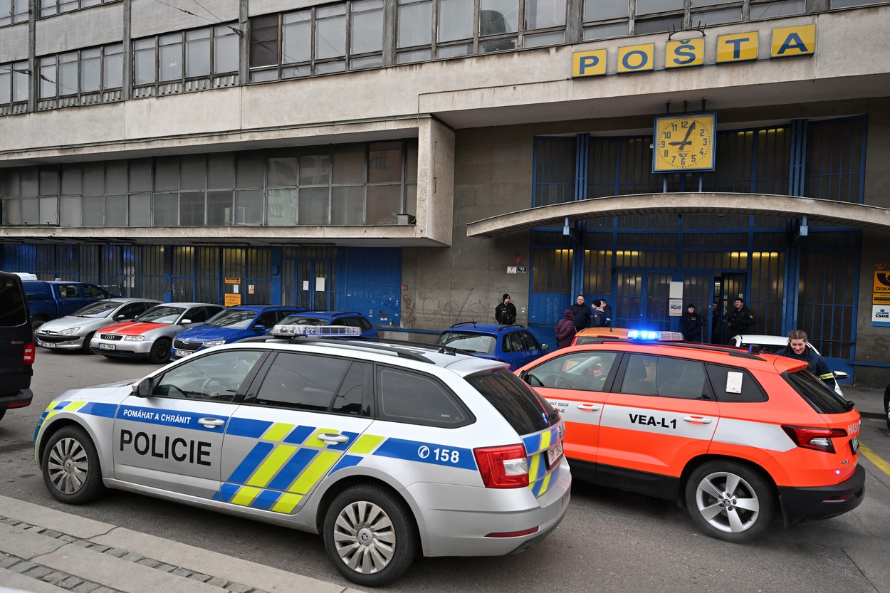 Policejní a hasičské auto před hlavní poštou v Brně, 6. února 2023. Důvodem je oznámení o bombě.