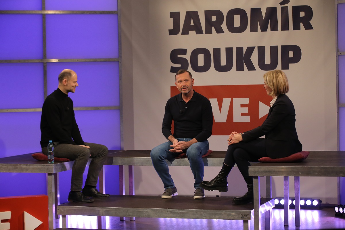 Moderátor pořadu Jaromír Soukup se svými hosty.