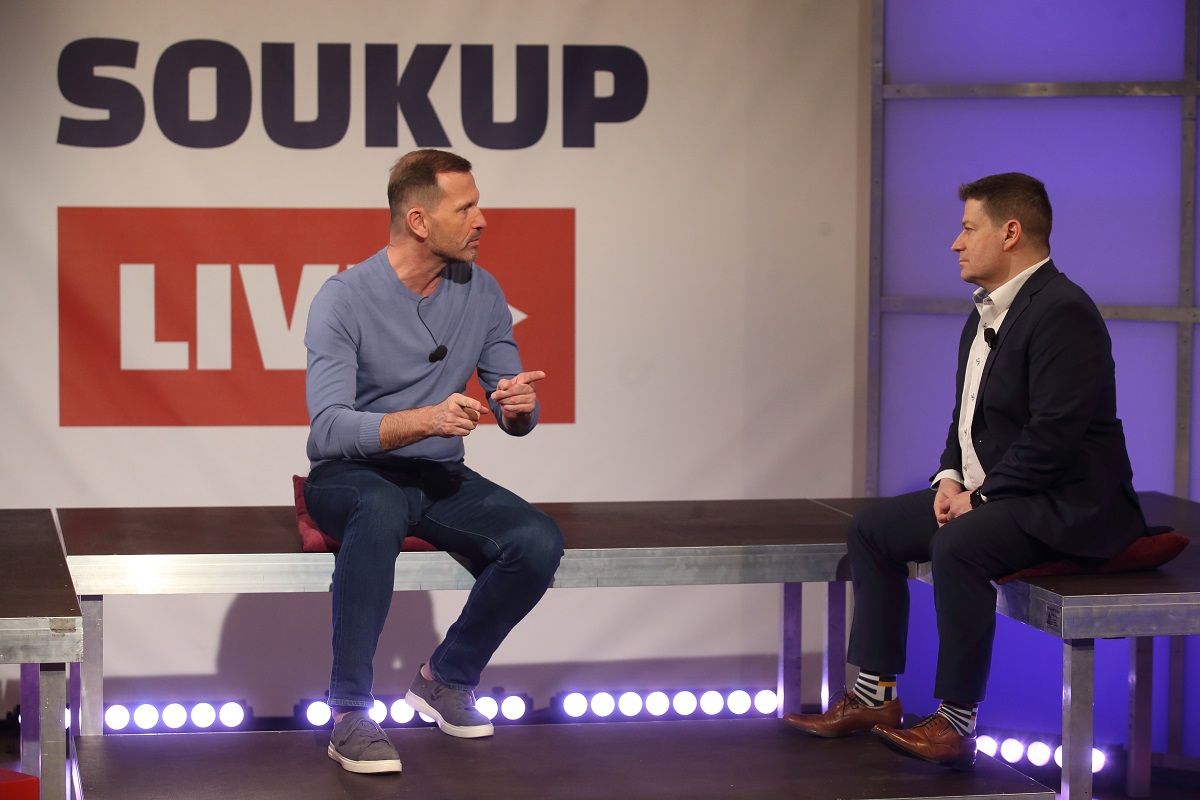 Moderátor pořadu Jaromír Soukup a poslanec Patrik Nacher (za ANO).