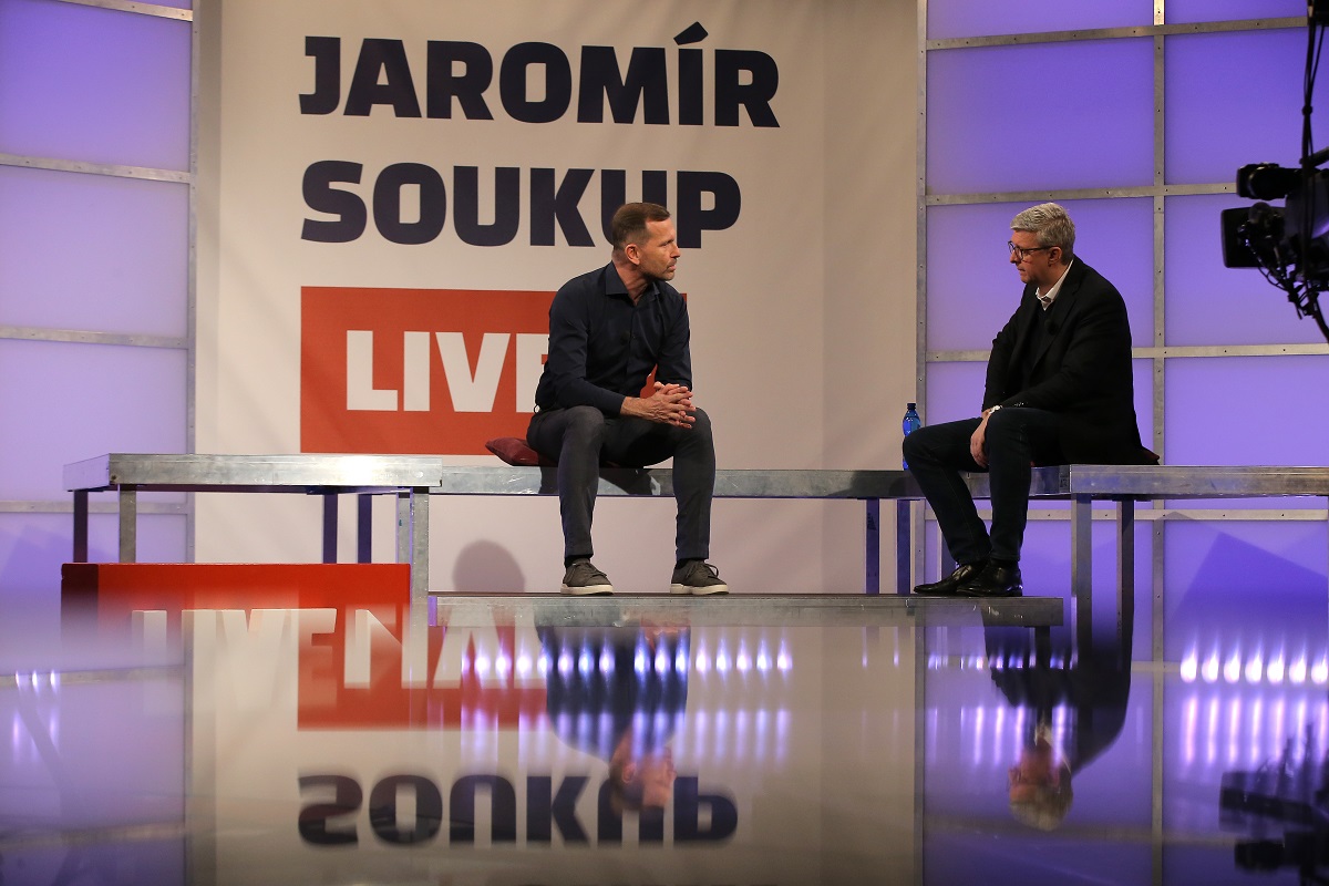 Moderátor pořadu Jaromír Soukup a poslanec a předseda stínové vlády Karel Havlíček za hnutí ANO.