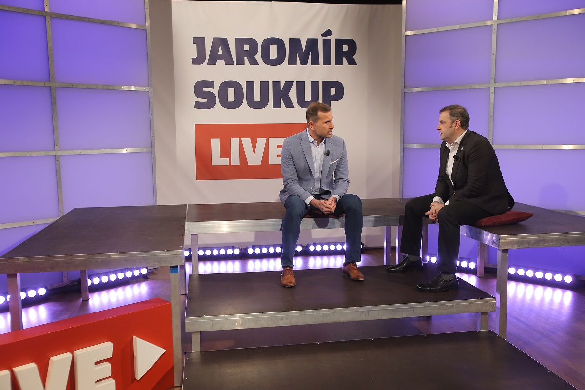 Moderátor pořadu Jaromír Soukup a ekonom a předseda Národní rozpočtové rady Mojmír Hampl.