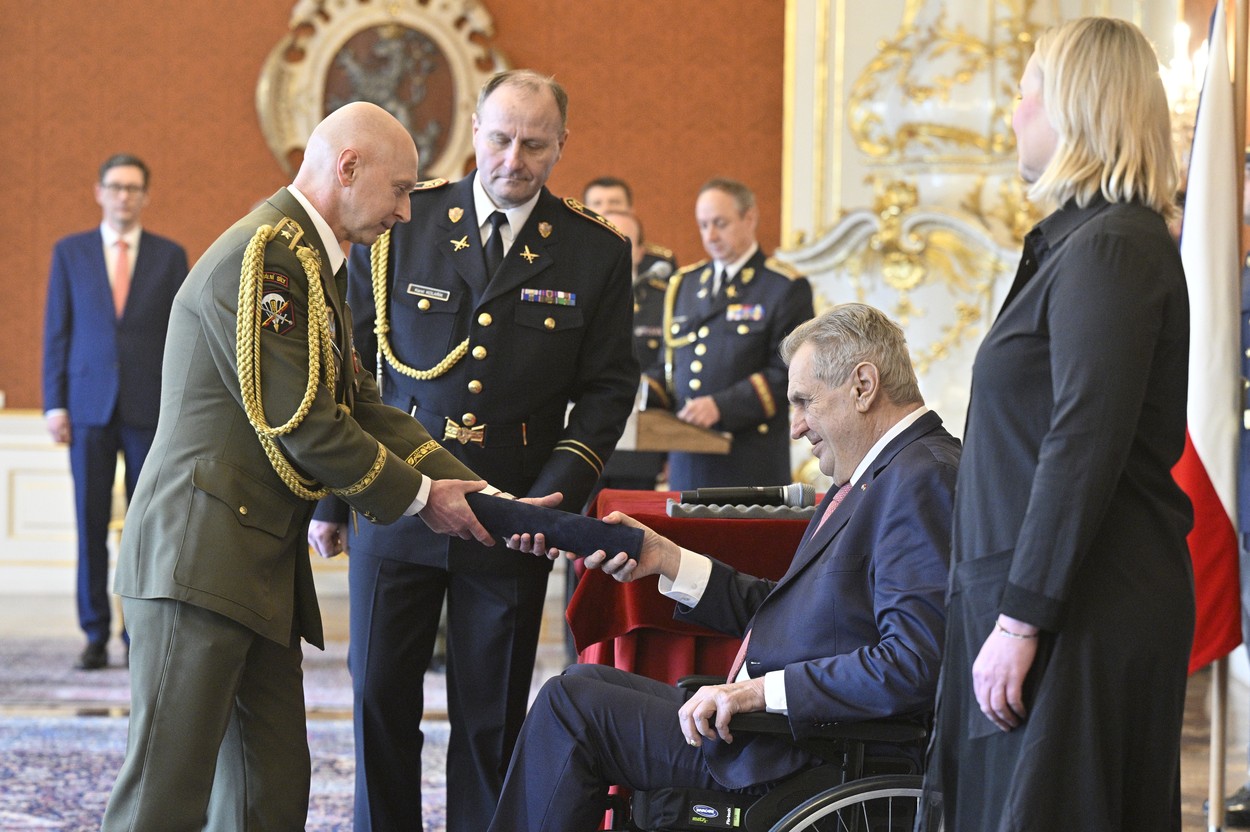 Prezident Miloš Zeman propůjčil hodnost generálmajora brigádnímu generálovi Pavlu Kolářovi, který povede misi OSN na Sinaji.
