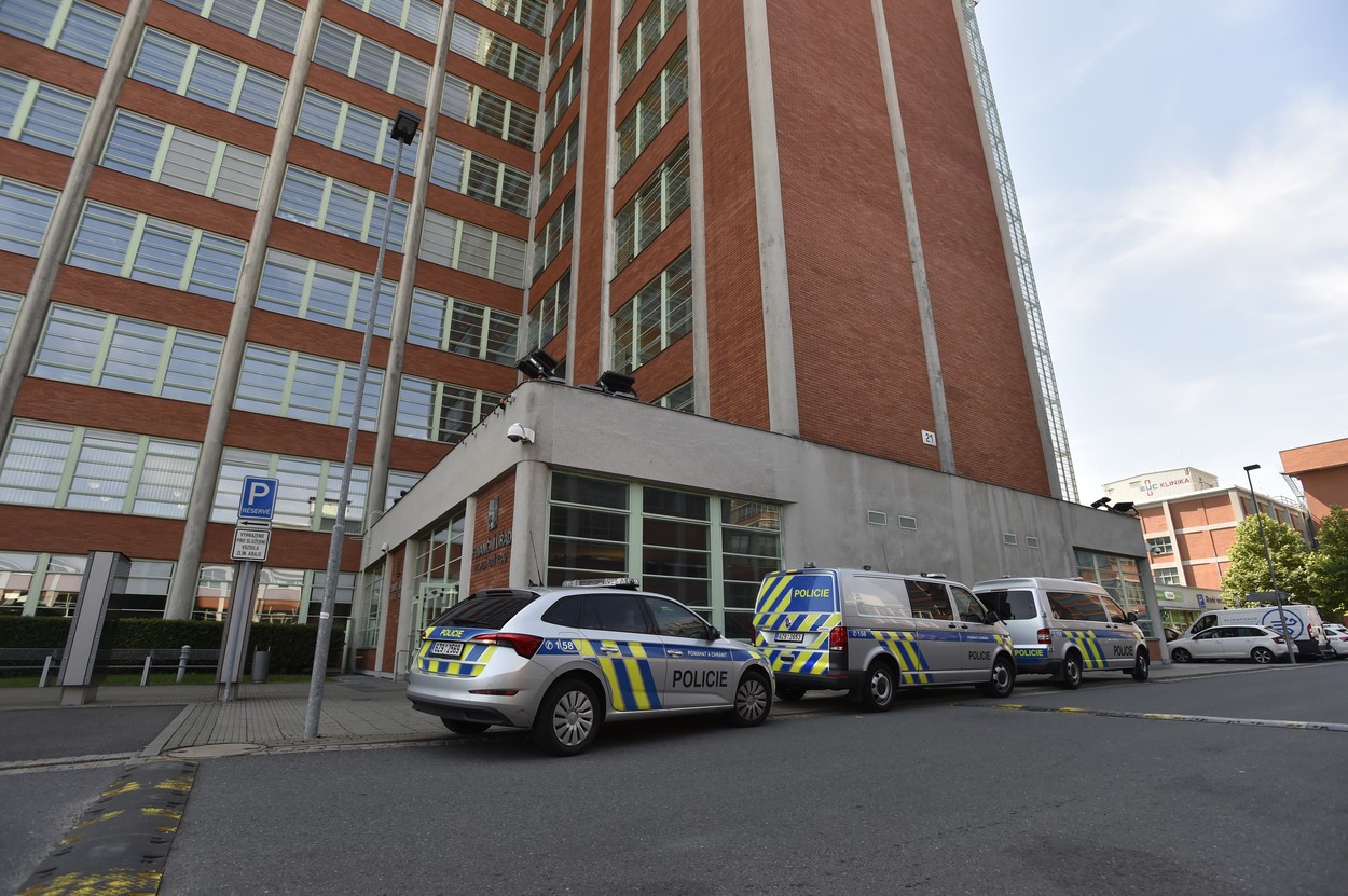Policejní auta před budovou 21 ve Zlíně, 28. července 2022. V budově, která je sídlem Zlínského kraje, se  střílelo. Podle policie devětadvacetiletý muž zastřelil svou bývalou přítelkyni, která na úřadě pracovala.