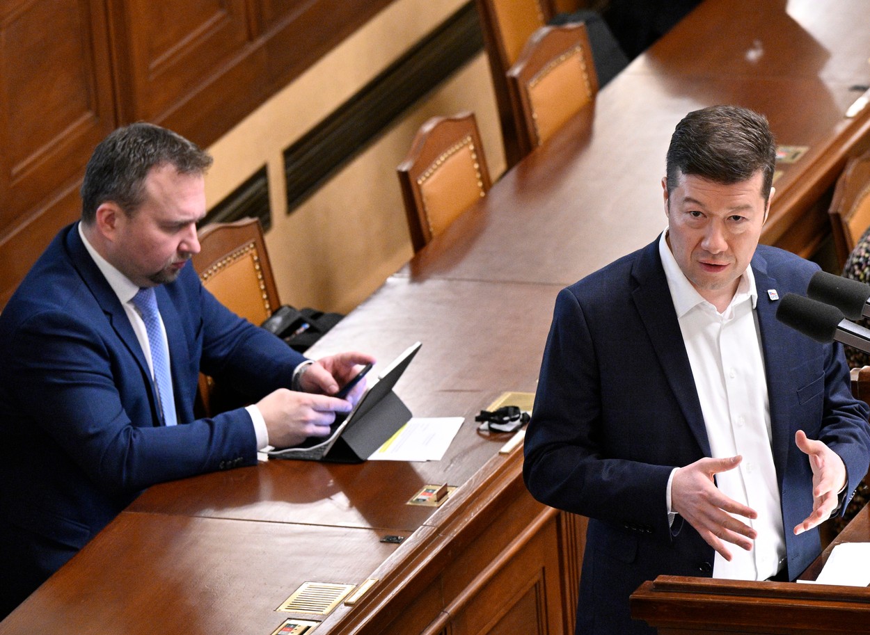 Mimořádná schůze Sněmovny k návrhu na omezení mimořádné červnové valorizace důchodů, 28. února 2023, Praha. Zleva ministr práce a sociálních věcí Marian Jurečka a poslanec Tomio Okamura (SPD).