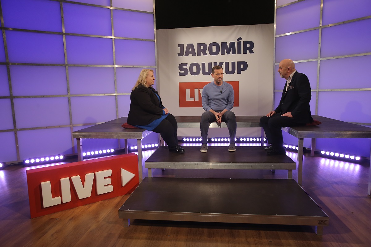 Zleva poslankyně Klára Dostálová (ANO, moderátor pořadu Jaromír Soukup a poslanec Vít Vomáčka (ODS).
