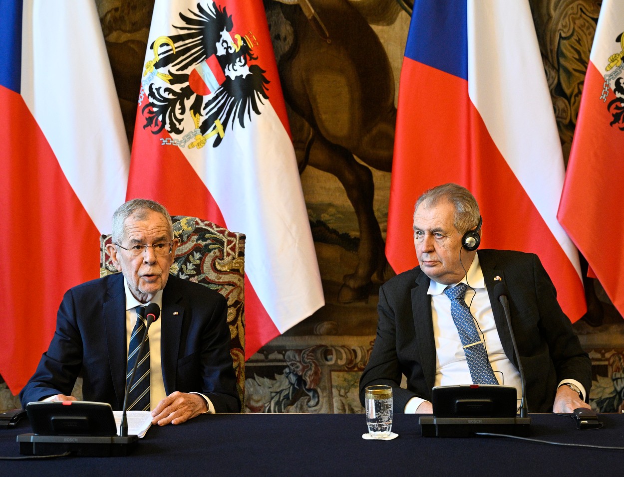 Prezident Miloš Zeman a rakouský prezident Alexander Van der Bellen (vlevo) vystoupili na tiskové konferenci, 2. března 2023, Praha.