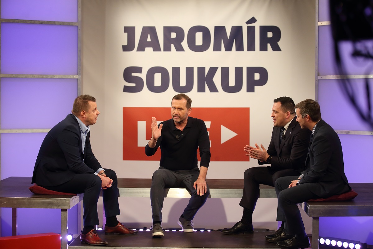 Moderátor pořadu Jaromír Soukup se svými hosty.