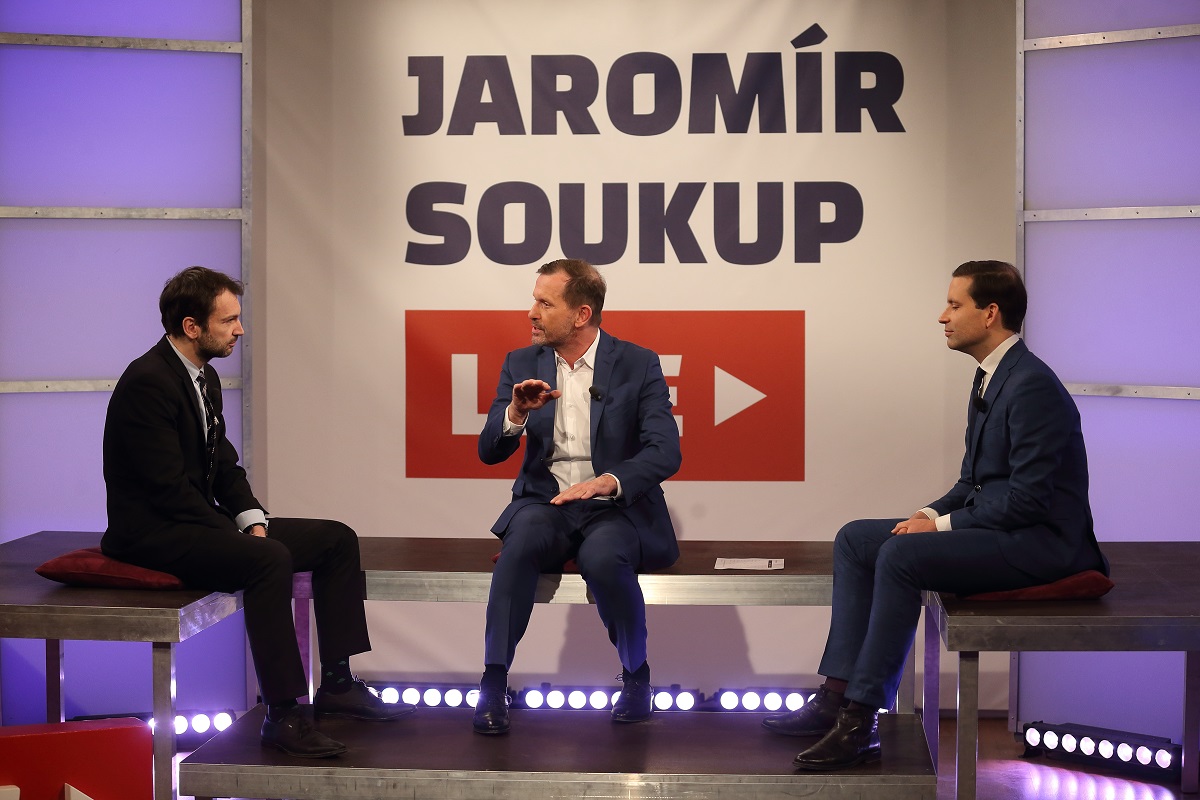 Zleva prezident Agrární komory ČR Jan Doležal, moderátor pořadu Jaromír Soukup a ekonom Lukáš Kovanda.