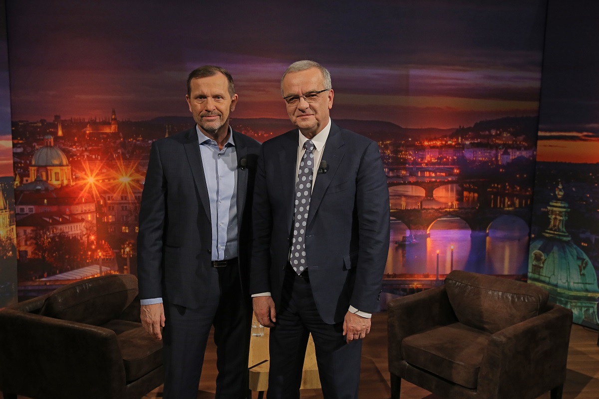 Moderátor pořadu Jaromír Soukup a bývalý poslanec Miroslav Kalousek (TOP 09).