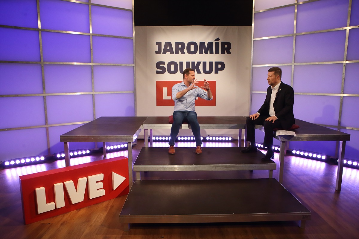 Moderátor pořadu Jaromír Soukup a poslanec a lídr hnutí SPD Tomio Okamura.