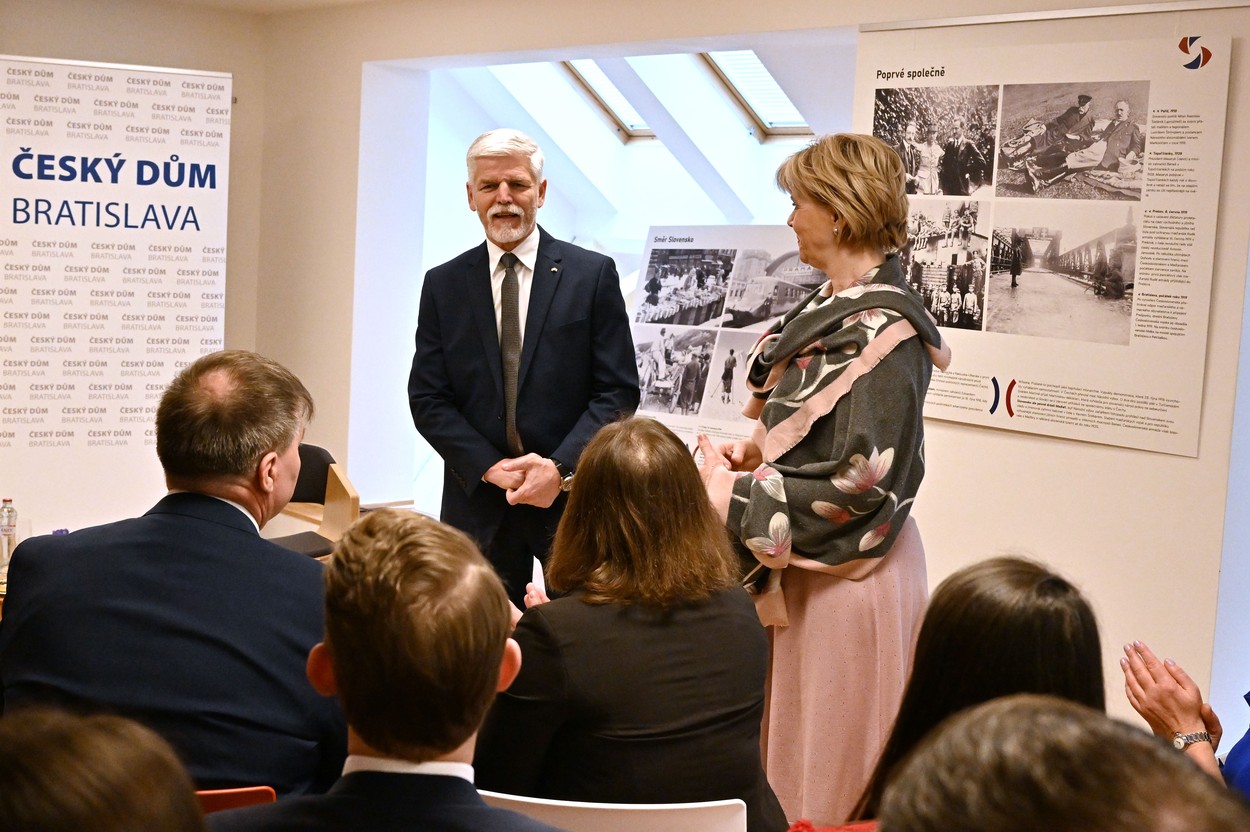 Nový český prezident Petr Pavel končí dvoudenní návštěvu Slovenska, 14. března 2023, Bratislava. V Českém domě se setkal s mladými osobnostmi nevládních organizací. Vpravo manželka prezidenta Eva Pavlová.