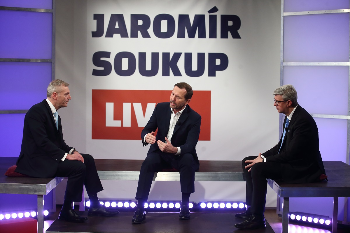 Moderátor pořadu Jaromír Soukup se svými hosty.