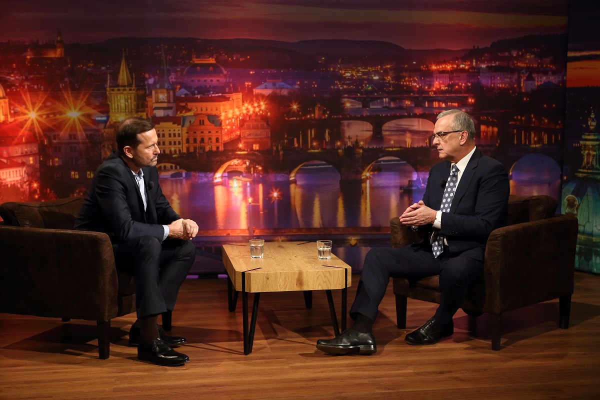 Moderátor pořadu Jaromír Soukup a bývalý poslanec Miroslav Kalousek (TOP 09).