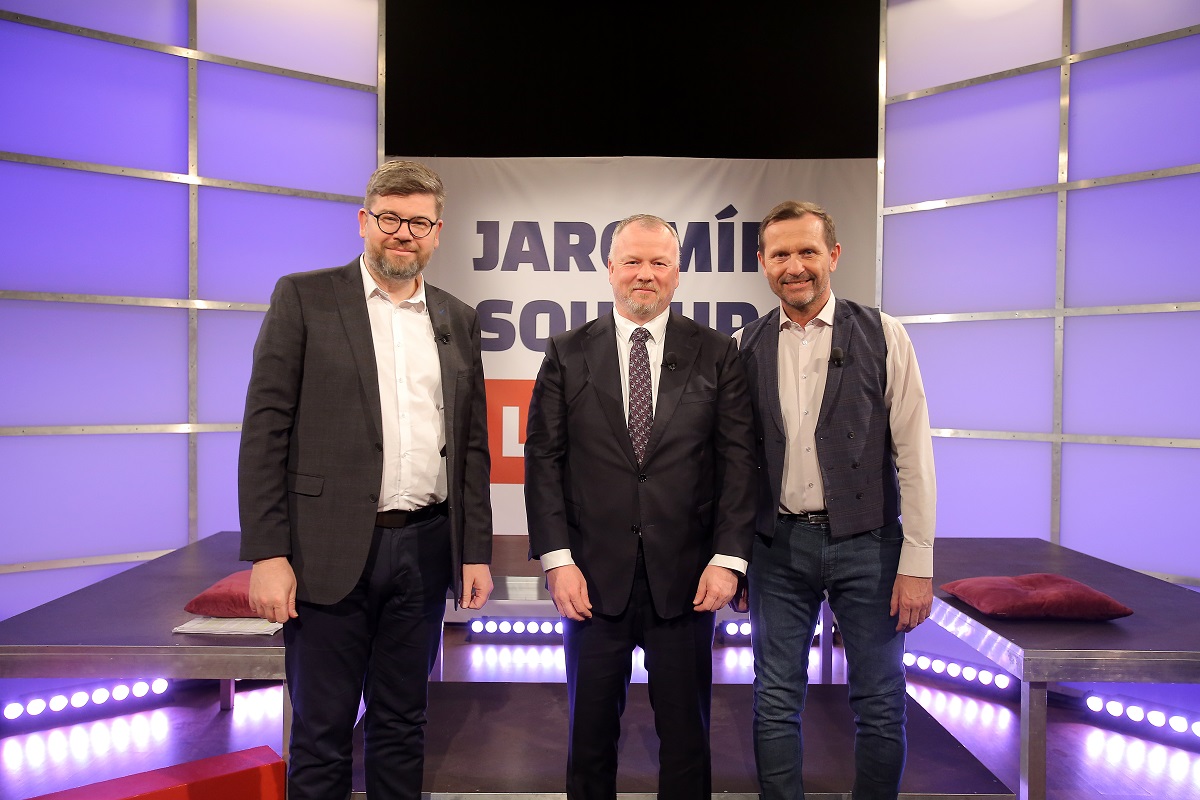 Moderátor pořadu Jaromír Soukup se svými hosty.