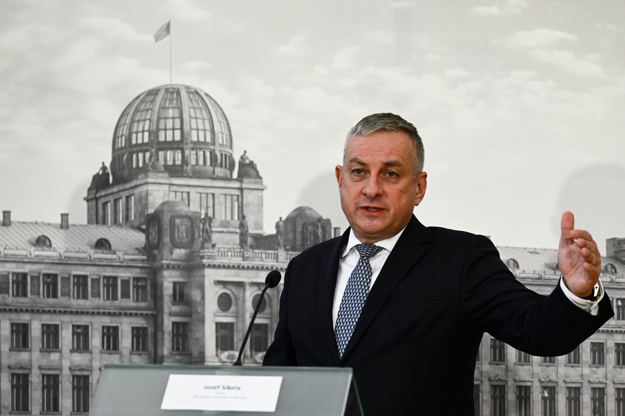 Ministr průmyslu a obchodu Jozef Síkela (za STAN).