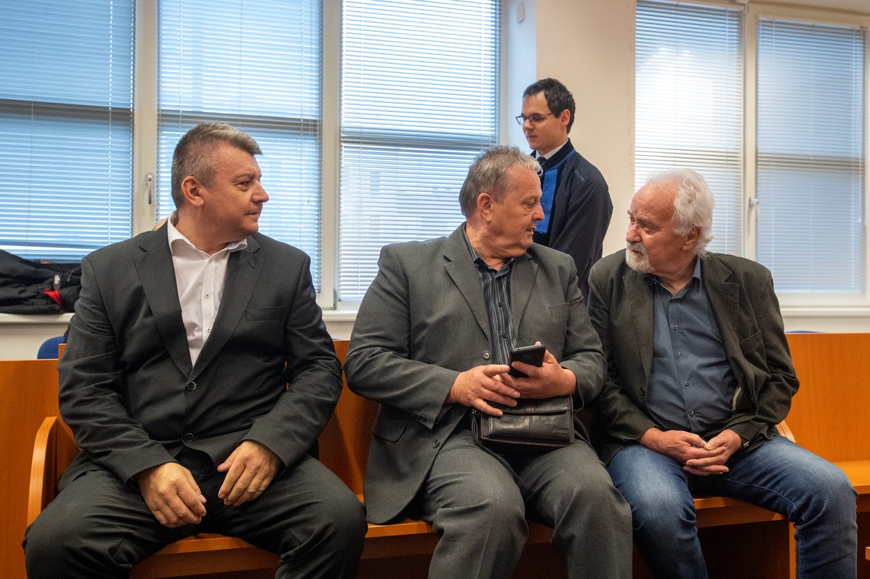 Krajský soud v Pardubicích se začal zabývat odvoláním v případu pádu mostu ve Vilémově, 21. března 2023, Pardubice. Na snímku obžalovaní pracovníci stavebních firem (zleva) Milan Macura, Zdeněk Drtina a František Lízal.