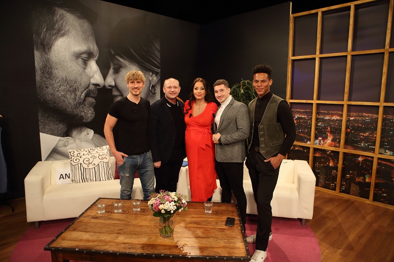 Agáta Hanychová s finalisty Muže roku a ředitelem soutěže Davidem Novotným. 