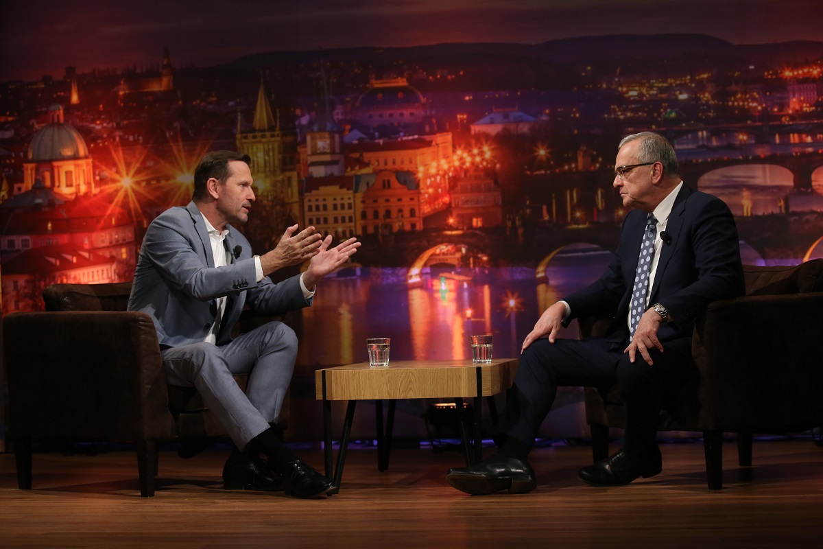 Moderátor pořadu Jaromír Soukup a bývalý poslanec Miroslav Kalousek (TOP 09).