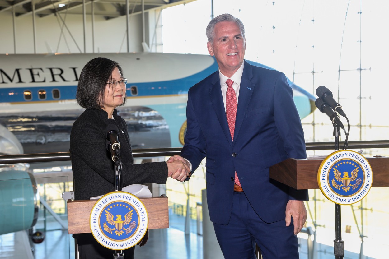 Předseda americké Sněmovny reprezentantů Kevin McCarthy s tchajwanskou prezidentkou Cchaj Jing-wen v knihovně Ronalda Reagana v Simi Valley v Kalifornii.