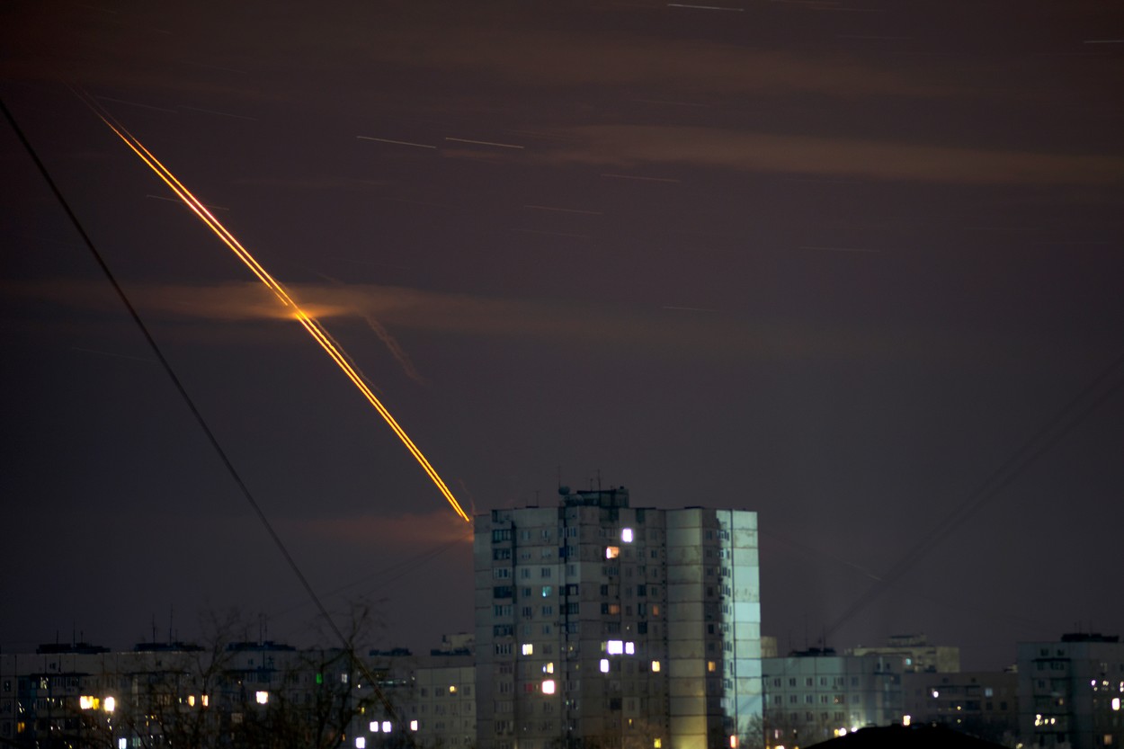 Ruské rakety odpálené proti Ukrajině z ruského regionu Belgorod se za úsvitu v Charkově na Ukrajině prohnaly oblohou.