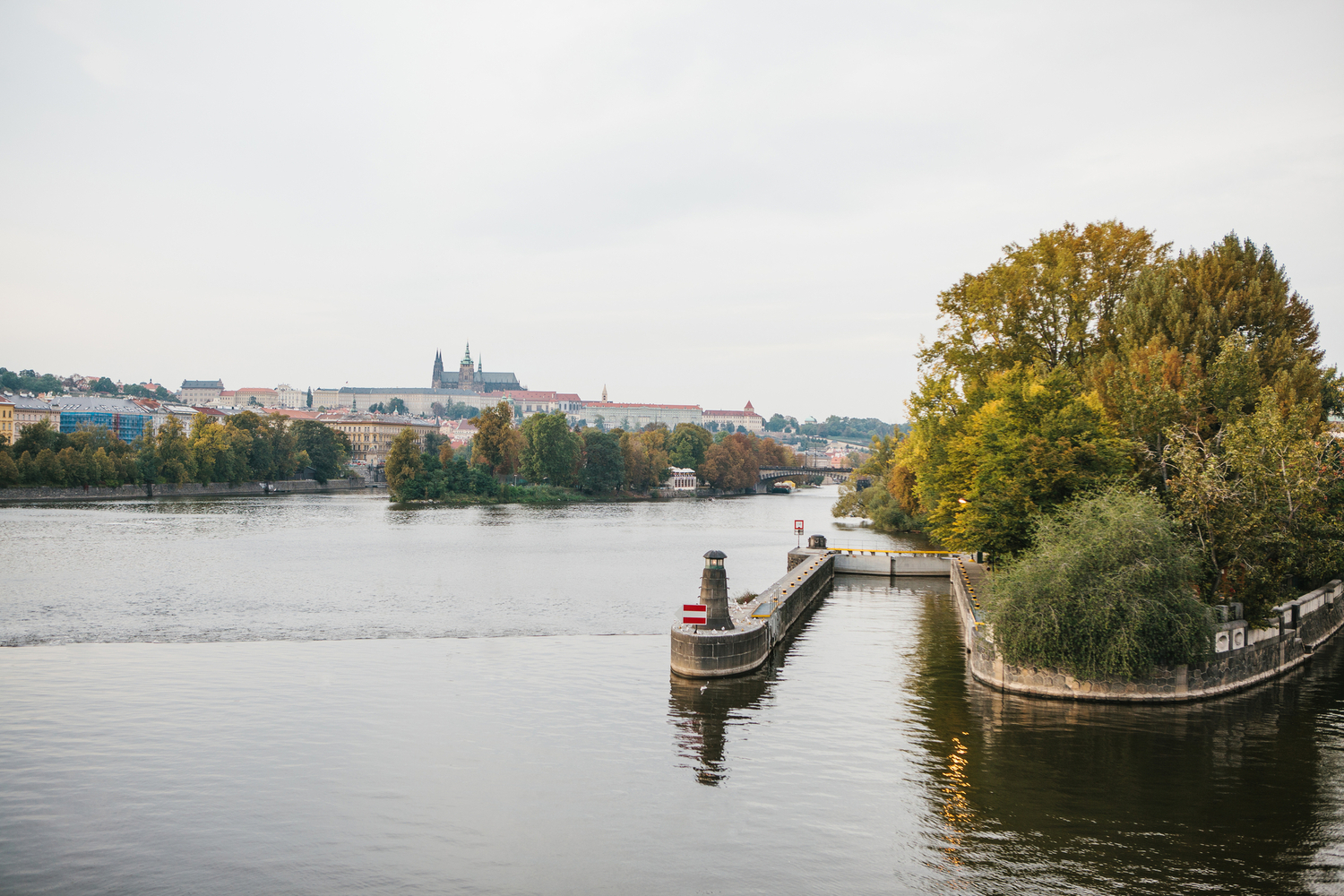 Praha - pohled na řeku Vltavu.