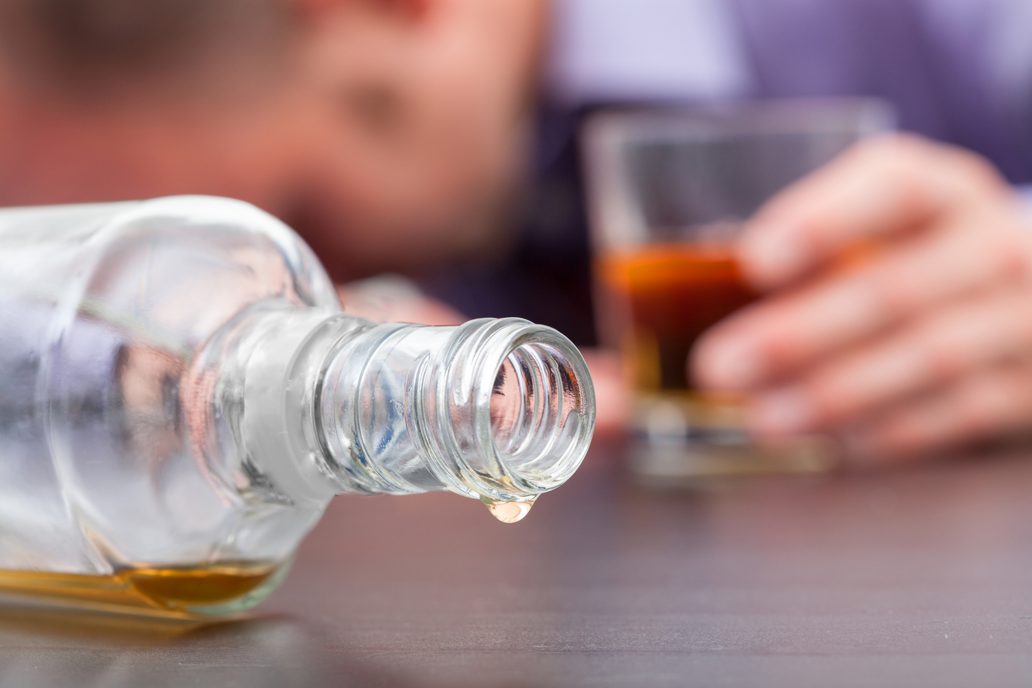 Hromadná otrava alkoholem v Indii má na svědomí již více než 27 obětí