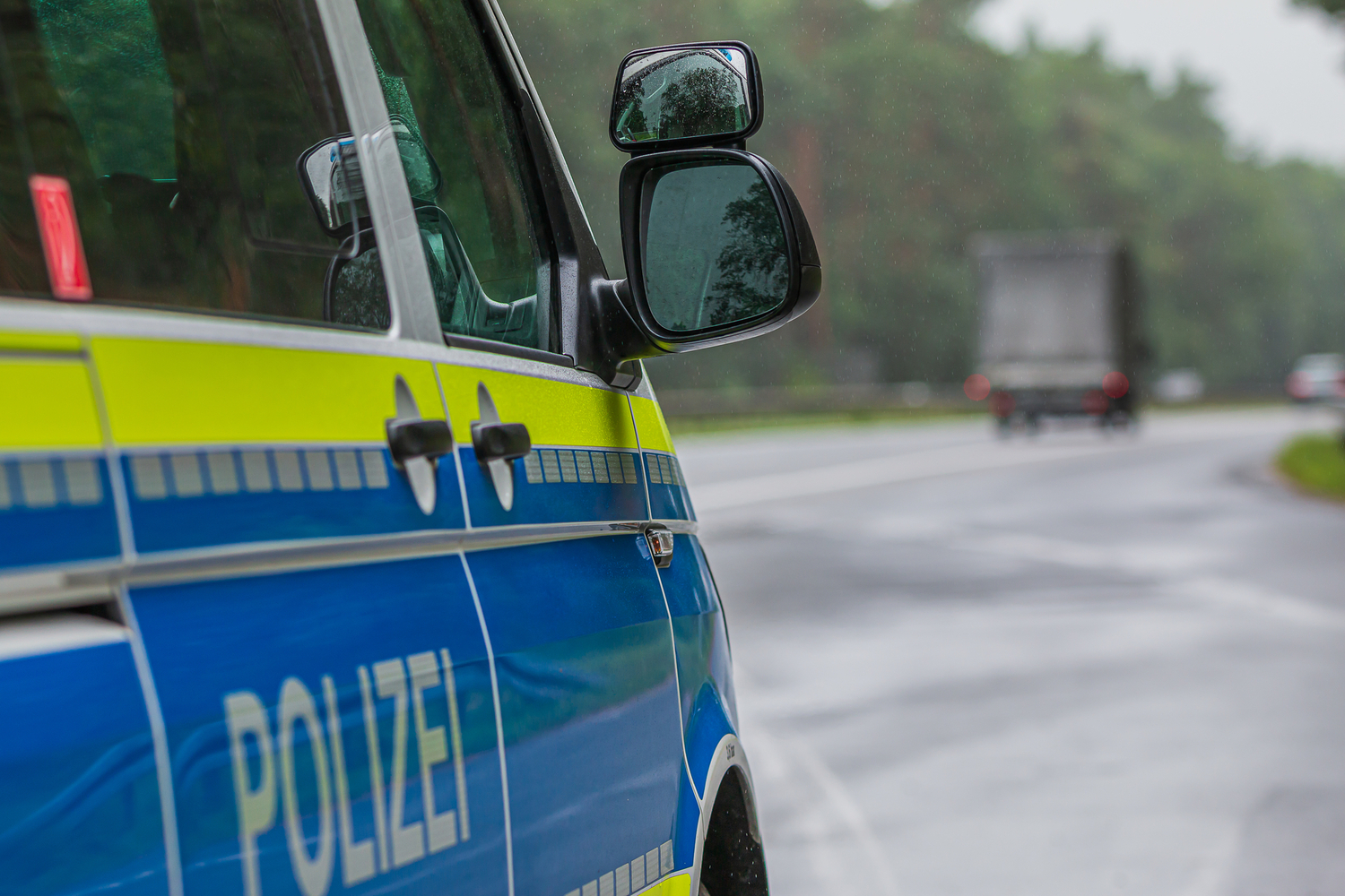 Policejní honička skončila nehodou, dálnice D8 je částečně uzavřena 