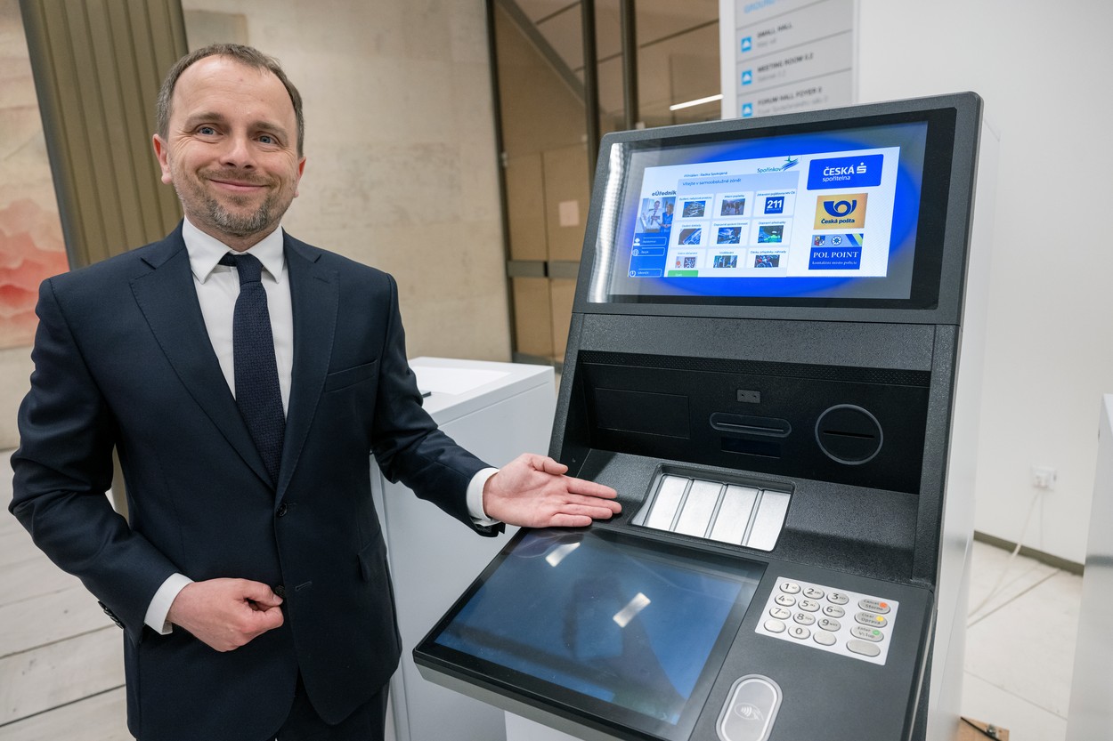 Na úřadech vás obslouží místo úředníka počítač. Samoobslužné kiosky mají zjednodušit agendu