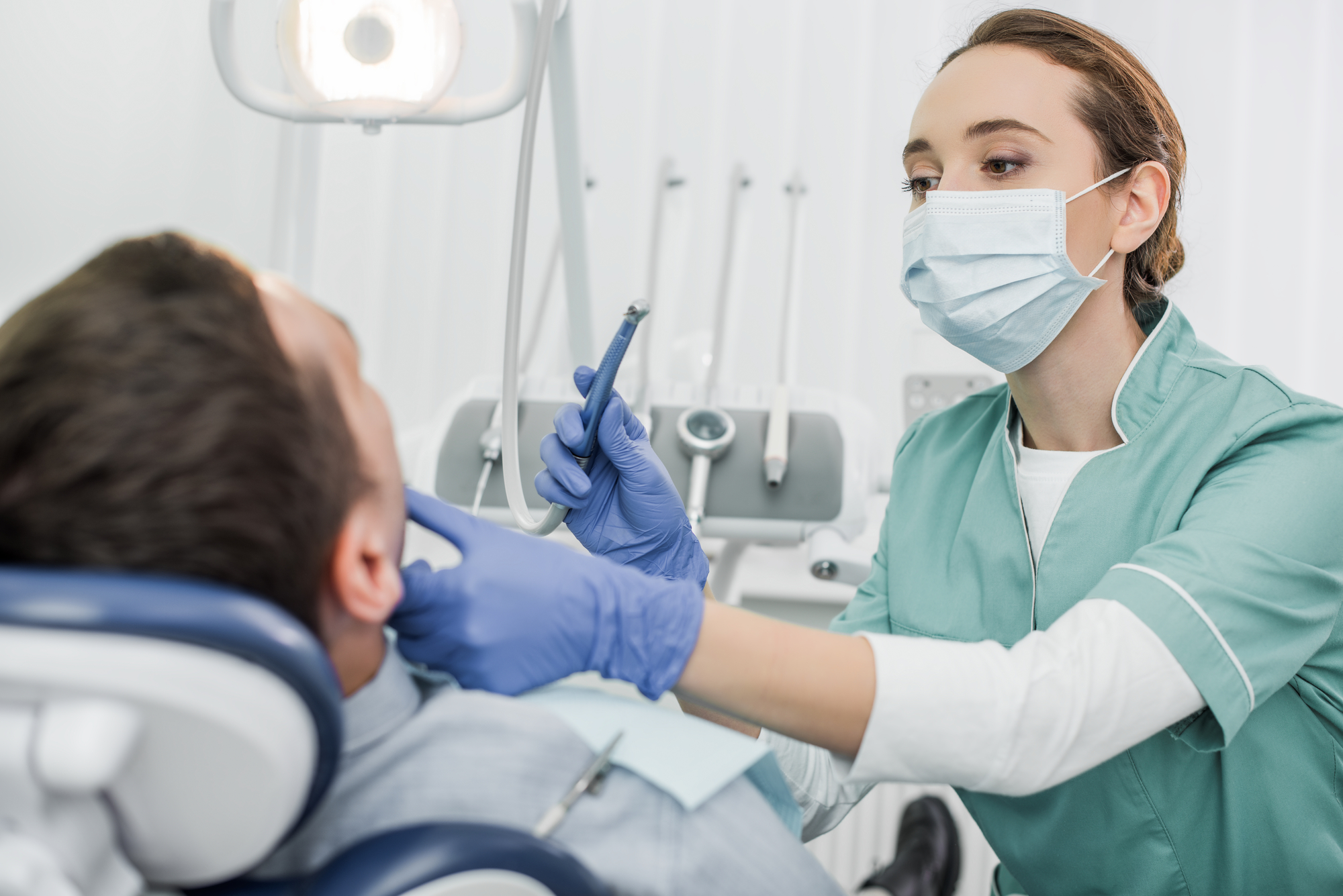 Bílé zubní plomby může stomatolog vyrobit z různých materiálů. 