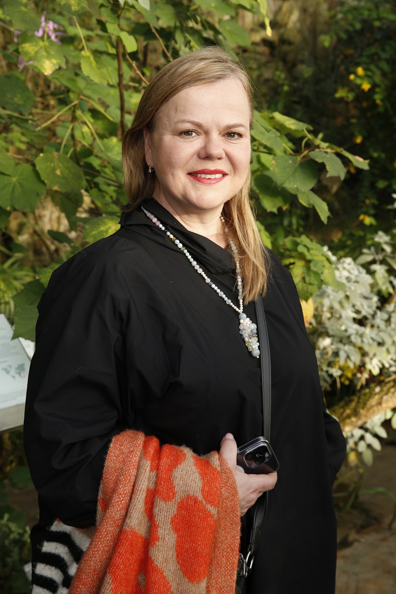 Iva Janžurová přivedla se svým partnerem, režisérem Stanislavem Remundou, na svět dvě dcery – Sabinu a Theodoru. Obě se dokázaly prosadit v tomtéž oboru, hrají a režírují. Starší Sabina ale častěji září na televizních obrazovkách, v poslední době si zahrála například roli státní zástupkyně v oblíbeném seriálu Případy 1. oddělení a také hraje jednu z hlavních rolí v seriálu Kukačky. Vedle talentu Sabina podědila po mamince vzhled i hlas. Spojuje je také častá spolupráce především v divadle. I přesto si dokázaly udržet krásný vztah. A tak to má být. Iva Janžurová přivedla se svým partnerem, režisérem Stanislavem Remundou, na svět dvě dcery – Sabinu a Theodoru. Obě se dokázaly prosadit v tomtéž oboru, hrají a režírují. Starší Sabina ale častěji září na televizních obrazovkách, v poslední době si zahrála například roli státní zástupkyně v oblíbeném seriálu Případy 1. oddělení a také hraje jednu z hlavních rolí v seriálu Kukačky. Vedle talentu Sabina podědila po mamince vzhled i hlas. Spojuje je také častá spolupráce především v divadle. I přesto si dokázaly udržet krásný vztah. A tak to má být.